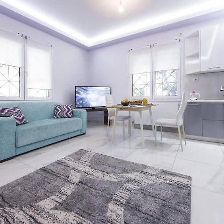 Modern Fully-Equipped House, 5 Min Walk From Metro Villa Athena Bagian luar foto