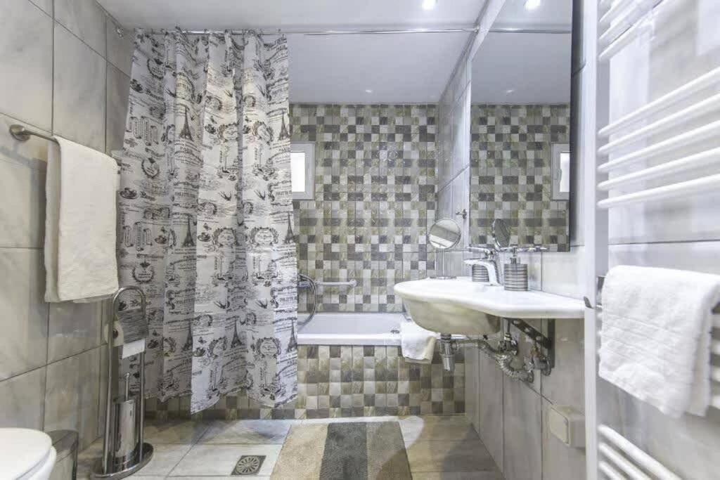 Modern Fully-Equipped House, 5 Min Walk From Metro Villa Athena Bagian luar foto
