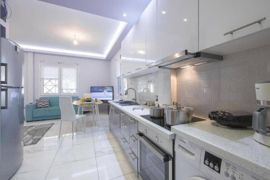 Modern Fully-Equipped House, 5 Min Walk From Metro Villa Athena Bagian luar foto