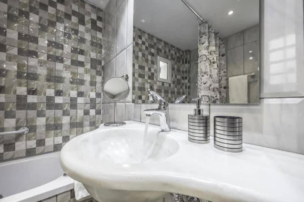 Modern Fully-Equipped House, 5 Min Walk From Metro Villa Athena Bagian luar foto