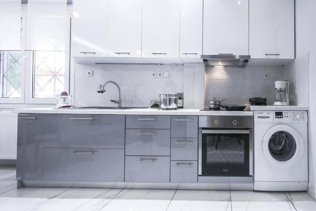 Modern Fully-Equipped House, 5 Min Walk From Metro Villa Athena Bagian luar foto