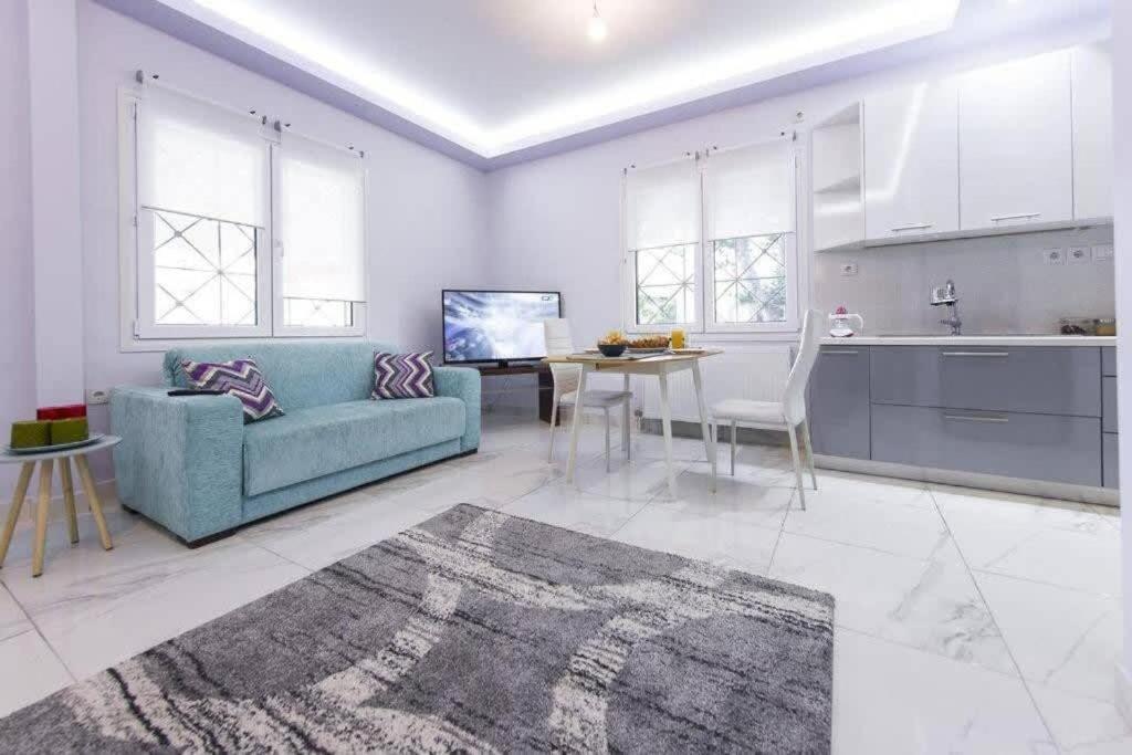 Modern Fully-Equipped House, 5 Min Walk From Metro Villa Athena Bagian luar foto